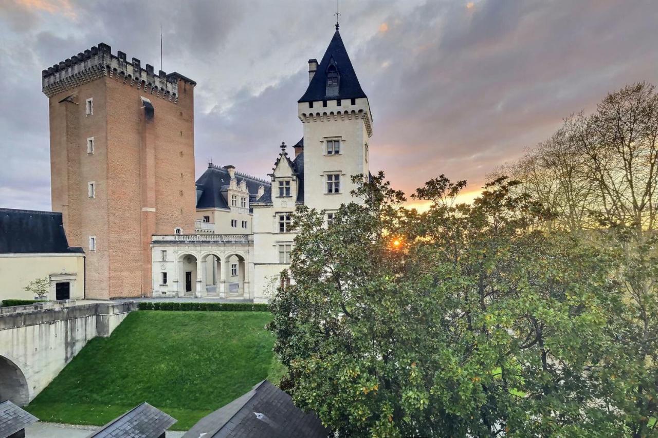 Vue Magique Sur Le Chateau Dans Un Quartier Populaire Pau Exterior foto