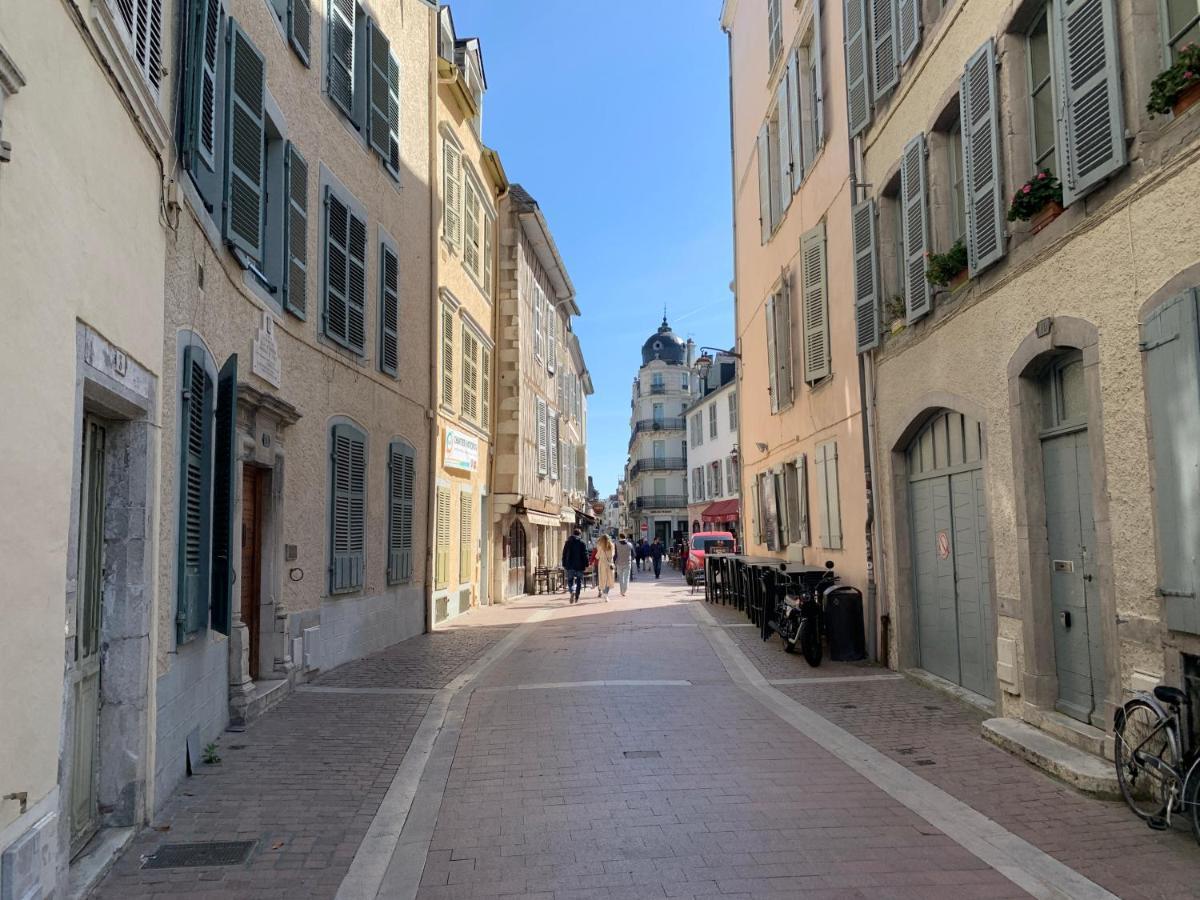 Vue Magique Sur Le Chateau Dans Un Quartier Populaire Pau Exterior foto